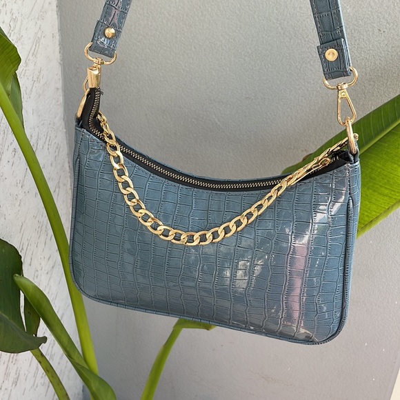 ✨❣️ Super cute blue baguette sling bag in croc texture - Picture 2 of 5